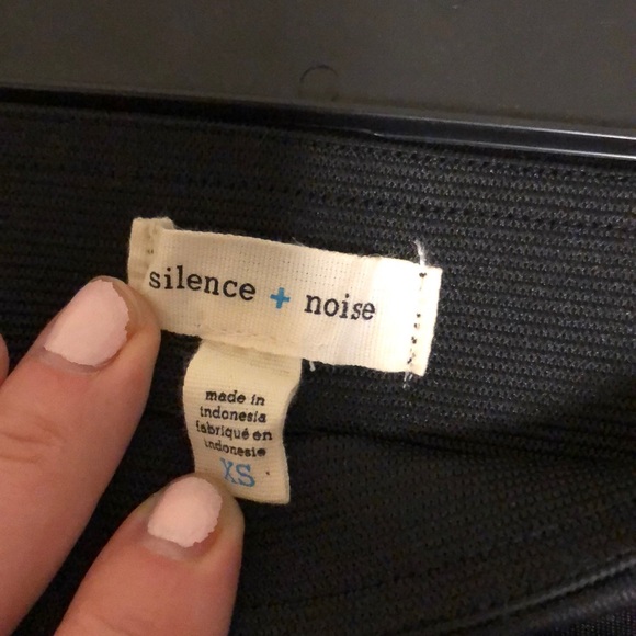 Asymmetric black and white skirt - Picture 3 of 3